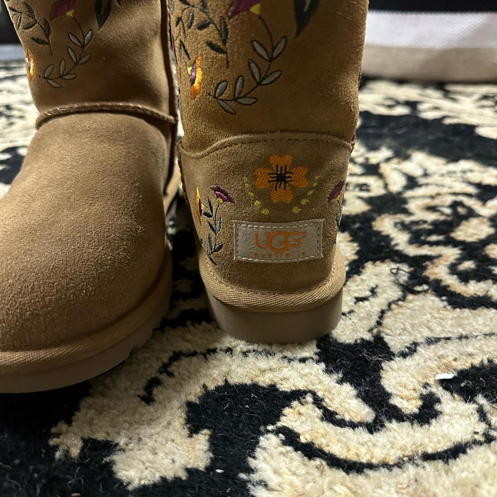 Ugg brown floral boots NWOT - Picture 3 of 3